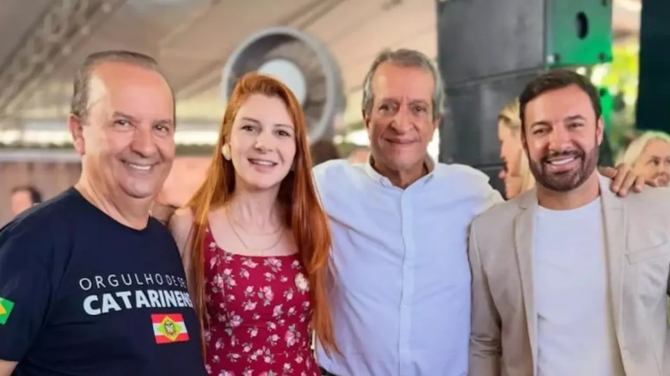 Deputada posa com aliados e “corta” Carlos Bolsonaro de foto; entenda - img
