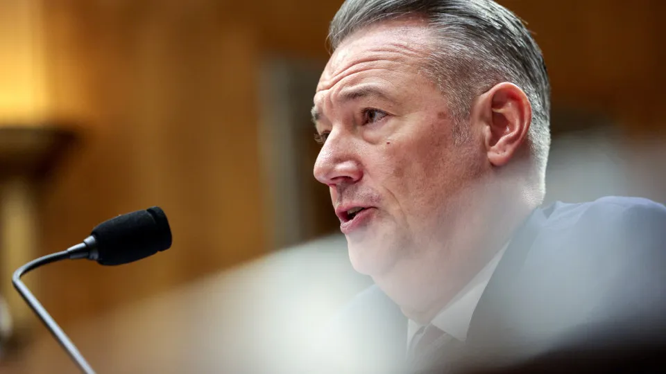 ICE: diretor responsável por plano de deportação de Trump pede demissão - img