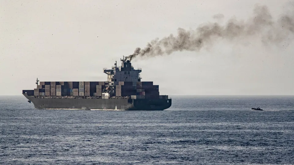 Irã ataca navios no estreito de Hormuz após Trump estender trégua - img