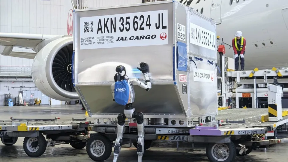 Japão testa robôs humanoides para transportar bagagens em aeroporto - img