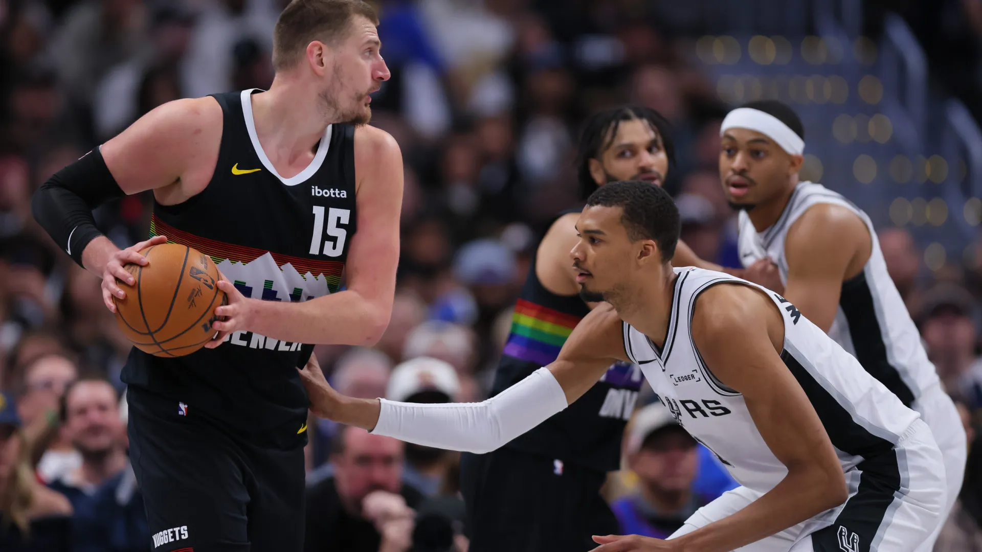Jokic leva a melhor sobre Wembanyama e decide vitória do Nuggets contra Spurs na NBA - img