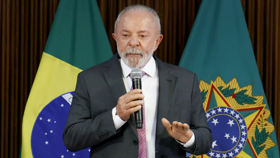 Lula acusa Flávio Bolsonaro de querer "vender o Brasil" aos EUA - img