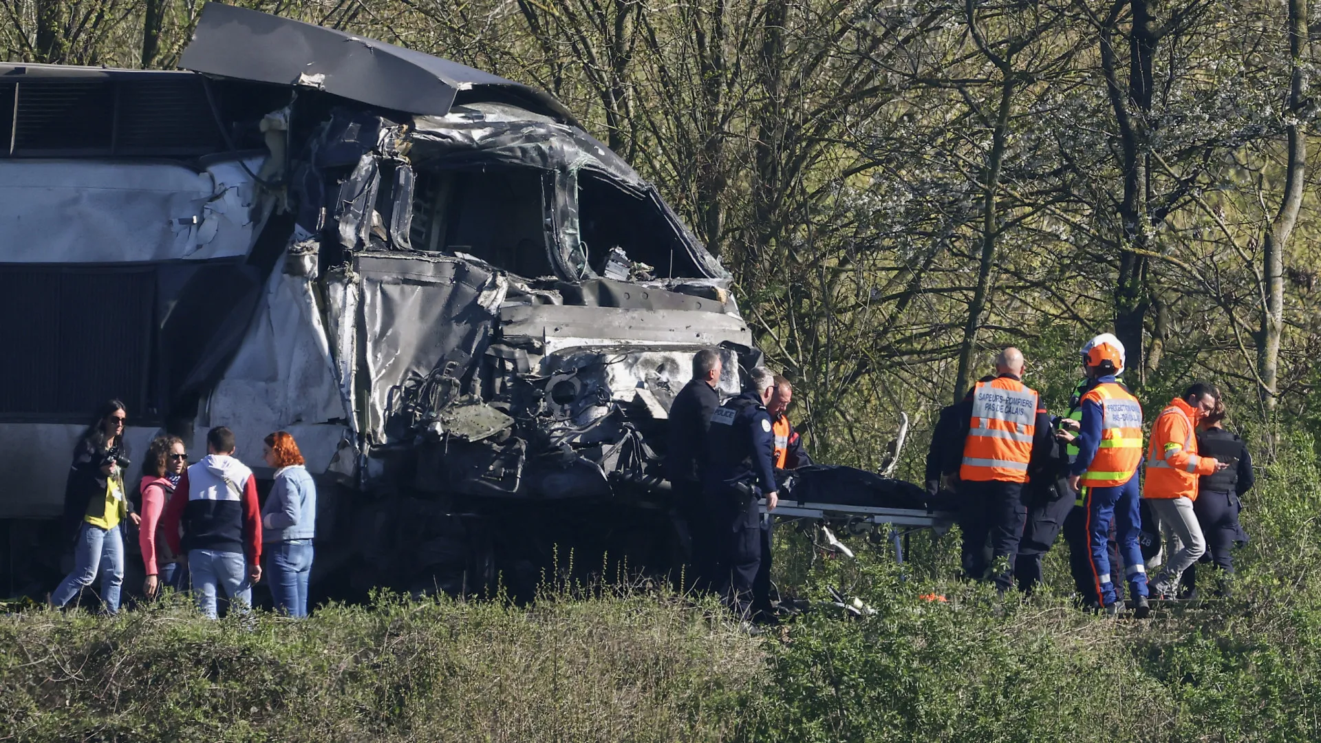 Maquinista de trem morre em colisão com caminhão na França; há 27 feridos - img