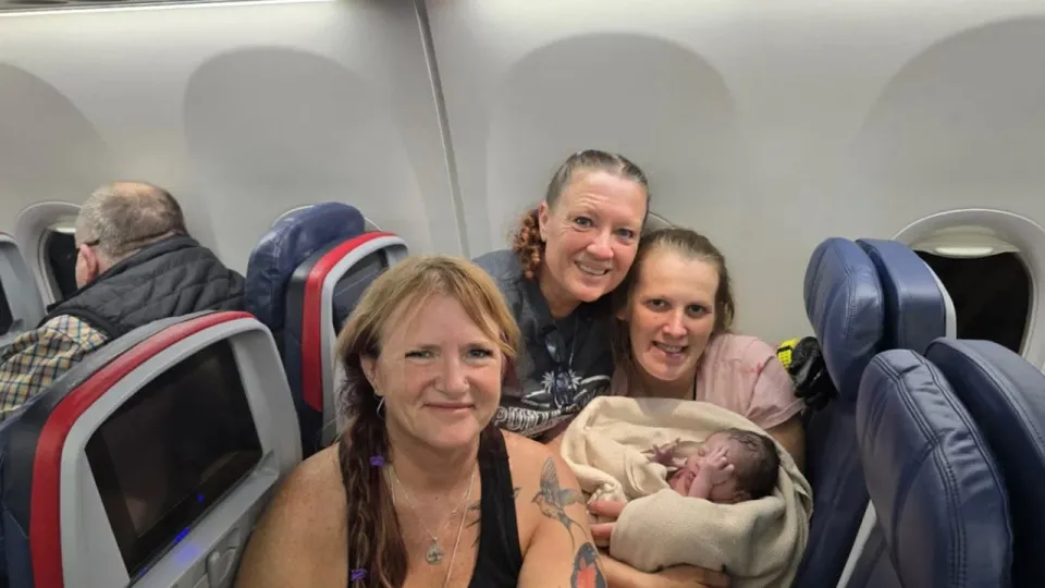 Mulher dá à luz em pleno voo nos EUA: “Avião está pousando, segura” - img
