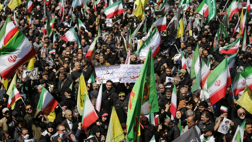 Multidões no Irã marcam 40º dia da morte do líder Supremo Khamenei - img