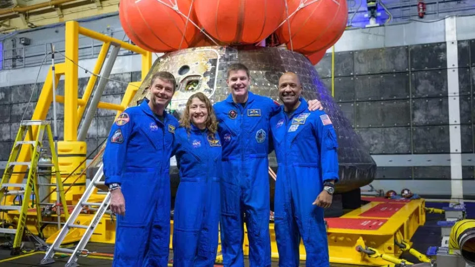 Nasa divulga foto de astronautas da Artemis ao lado de cápsula horas após pouso - img