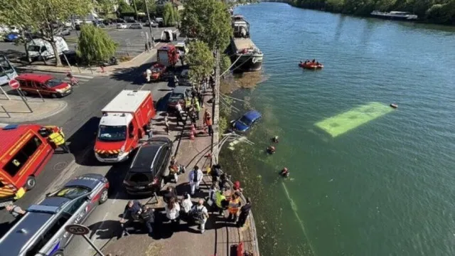 Ônibus escolar cai no rio Sena após motorista 'perder o controle' - img