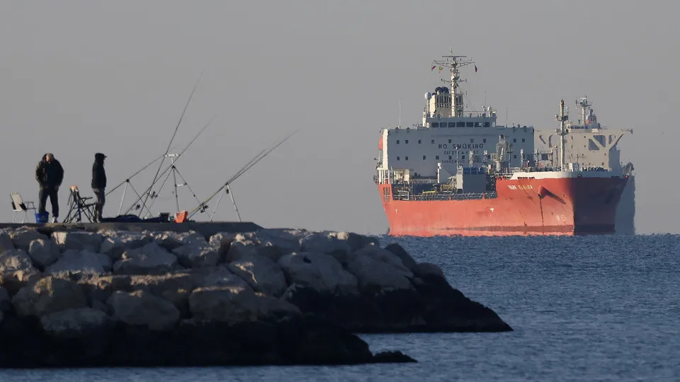 Petróleo despenca mais de 15% após trégua entre EUA e Irã - img