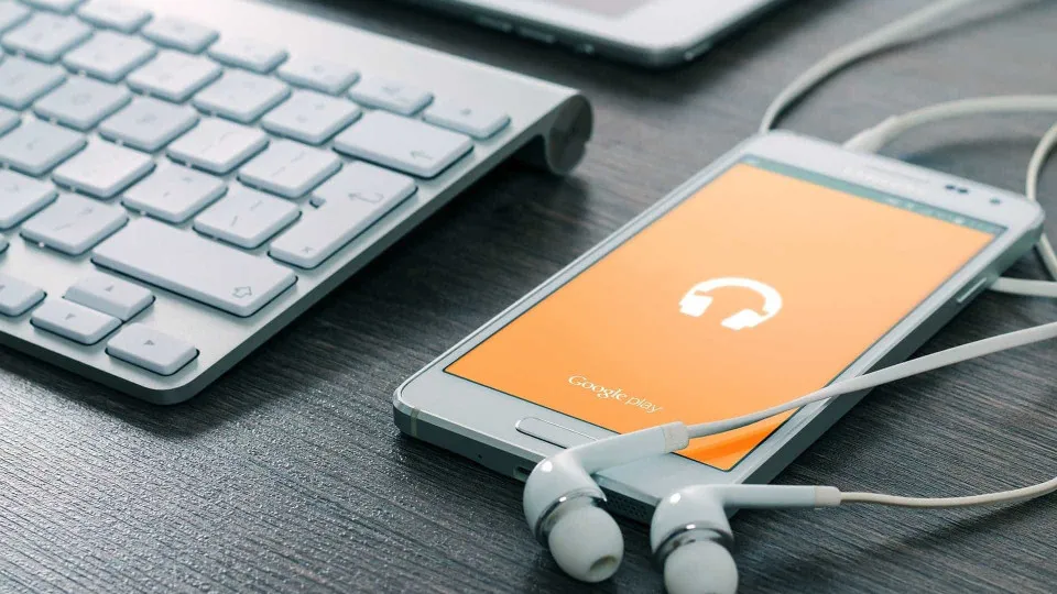 Quase metade das músicas enviadas diariamente são geradas por IA, diz Deezer - img