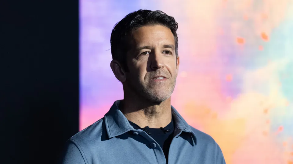 Quem é John Ternus, o próximo CEO da Apple - img