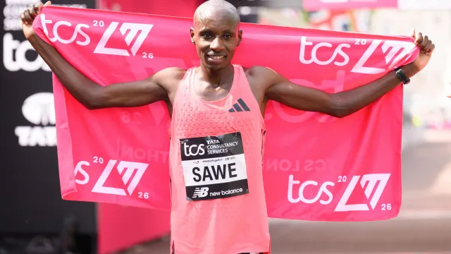 Queniano se torna primeiro atleta a correr maratona abaixo de 2 horas - img