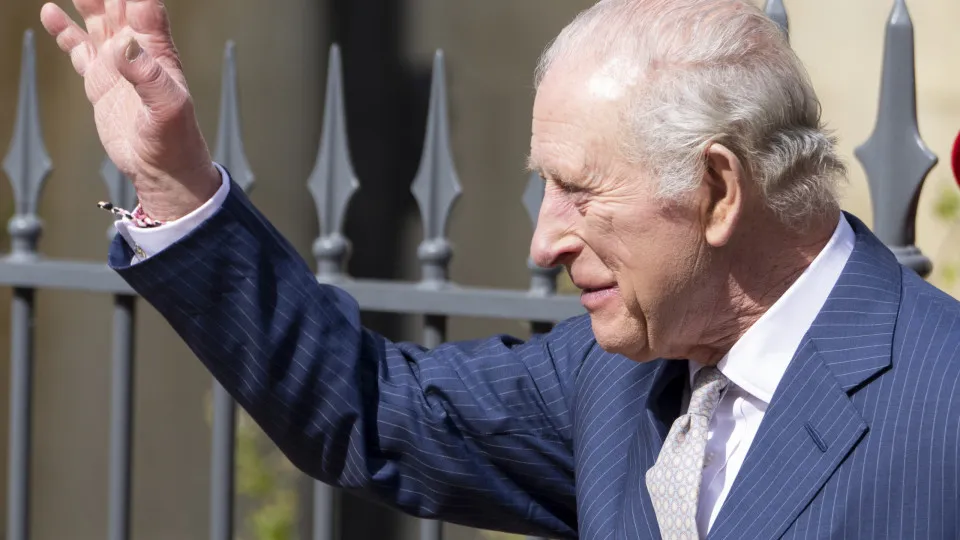 Rei Charles III surpreende ao visitar loja que frequentava na infância - img