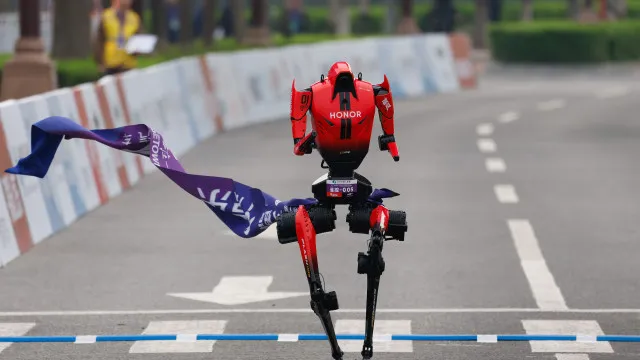 Robô humanoide vence meia-maratona em Pequim e supera recorde humano - img