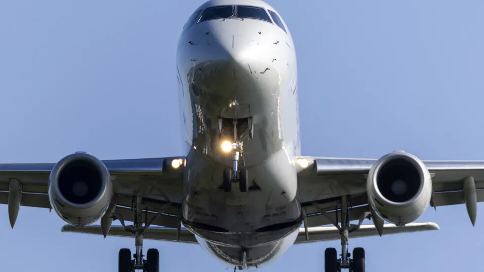 Suécia emite alerta para escassez de combustível para aviões na Europa - img
