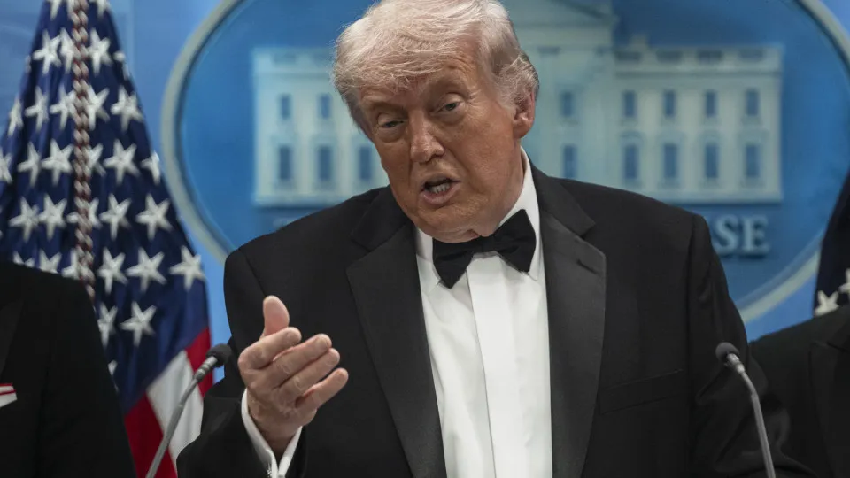 Trump diz que motivo dos disparos não está claro e que atirador é 'lobo solitário' - img