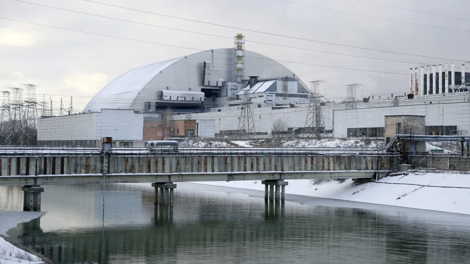 UE exige que Rússia "cesse" ataques contra instalações nucleares - img