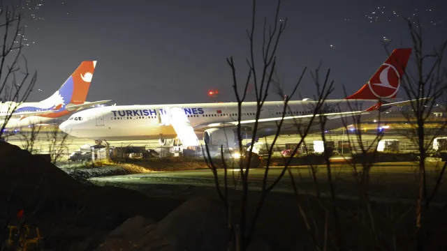 Avião pega fogo ao pousar no Nepal e aeroporto é fechado; veja as imagens - img