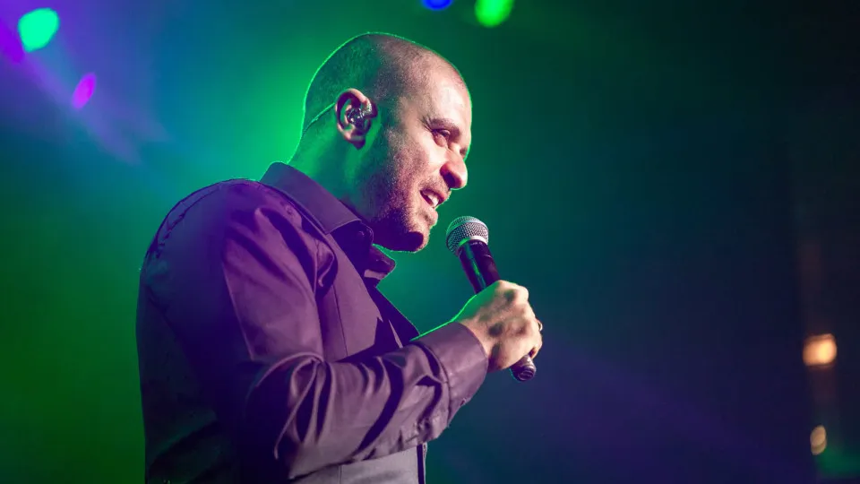 Diogo Nogueira é internado e cancela shows após perder a voz - img