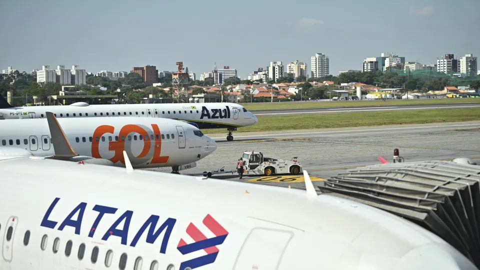 Guerra pressiona caixa de companhias aéreas no Brasil, e setor prevê impacto na aviação regional - img