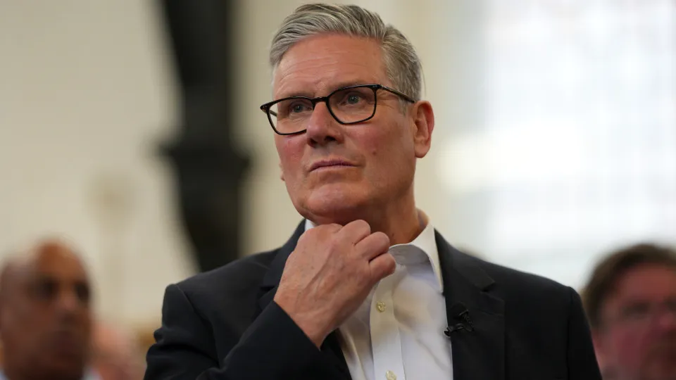 Mais de 70 deputados pedem saída de Keir Starmer após crise - img