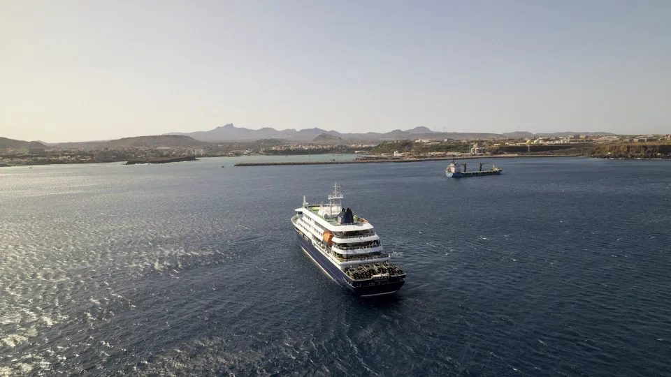 Navio de cruzeiro atingido por hantavírus retira passageiros doentes - img