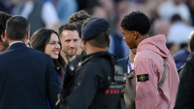 Olivia Rodrigo encontra Lamine Yamal em clássico do Barça; veja - img