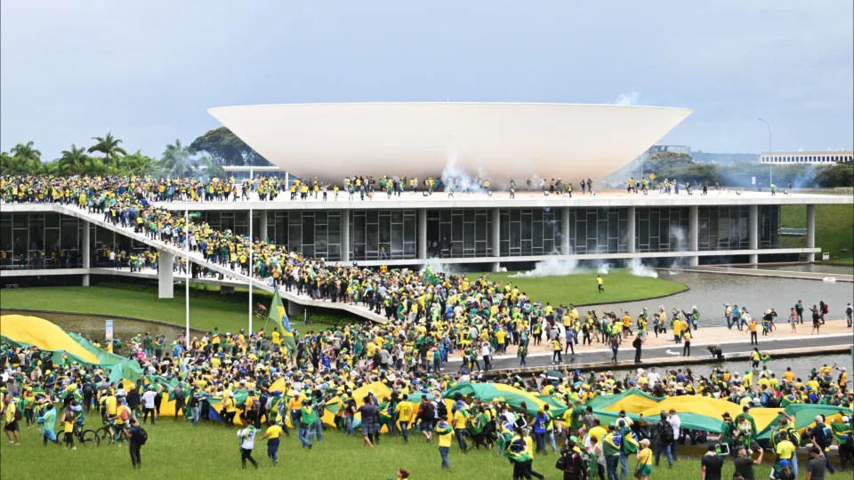 Oposição começa a coletar assinaturas de PEC para anistiar presos do 8 de Janeiro - img
