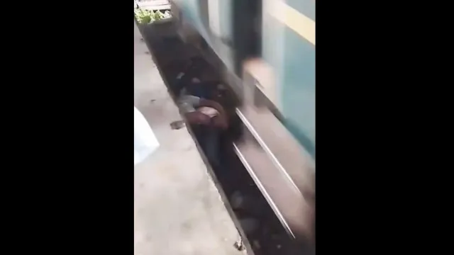Pai salta nos trilhos do trem para salvar o filho bebê; vídeo - img