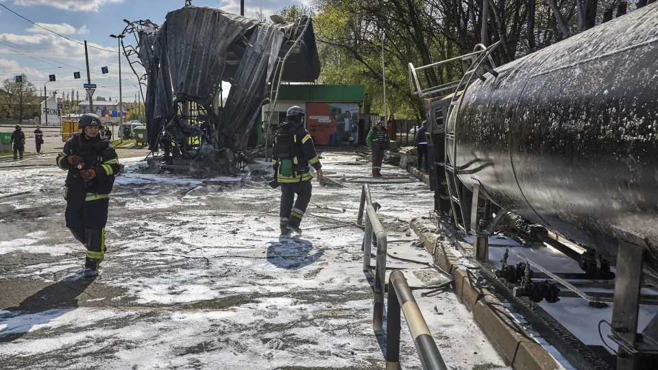 Pelo menos três mortos em ataques russos e Kiev bombardeia petroleiros - img