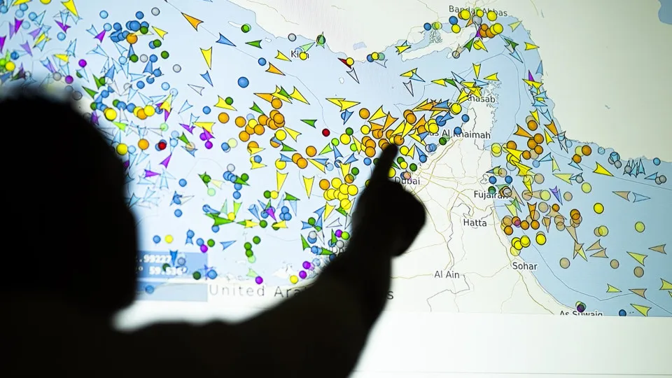 Tensão escala em Hormuz com ataques a navios e disputa entre Irã e EUA - img